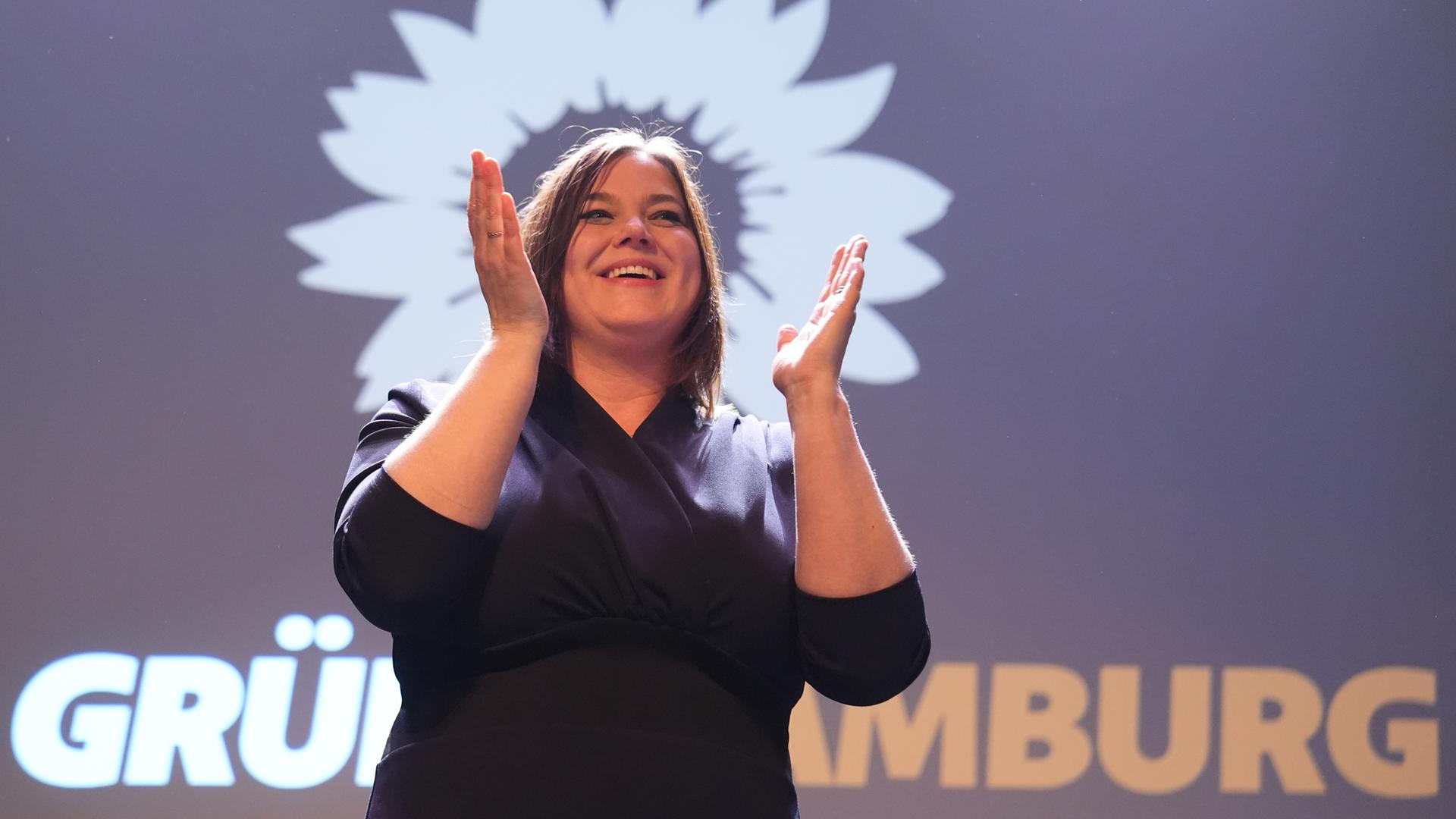 Hamburg: Katharina Fegebank (Bündnis 90/Die Grünen, M), Spitzenkandidatin zur Bürgerschaftswahl und Zweite Bürgermeisterin und Senatorin für Wissenschaft, Forschung und Gleichstellung, spricht nach der Prognose der Ergebnisse der Wahl zur Hamburger Bürgerschaft bei der Grünen-Wahlparty. In Hamburg wurde am Sonntag eine neue Bürgerschaft gewählt.