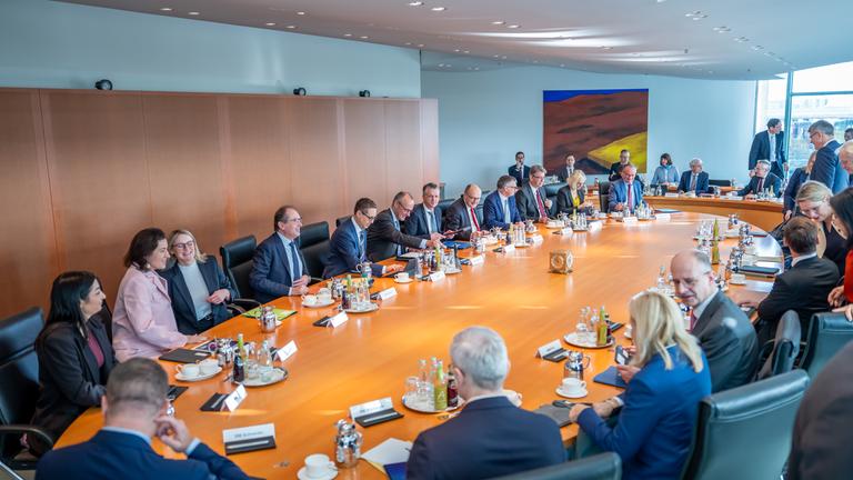 Das Bundeskabinett kommt unter Vorsitz von Bundeskanzler Friedrich Merz (M,CDU) zu einer Sitzung im Bundeskanzleramt zusammen.