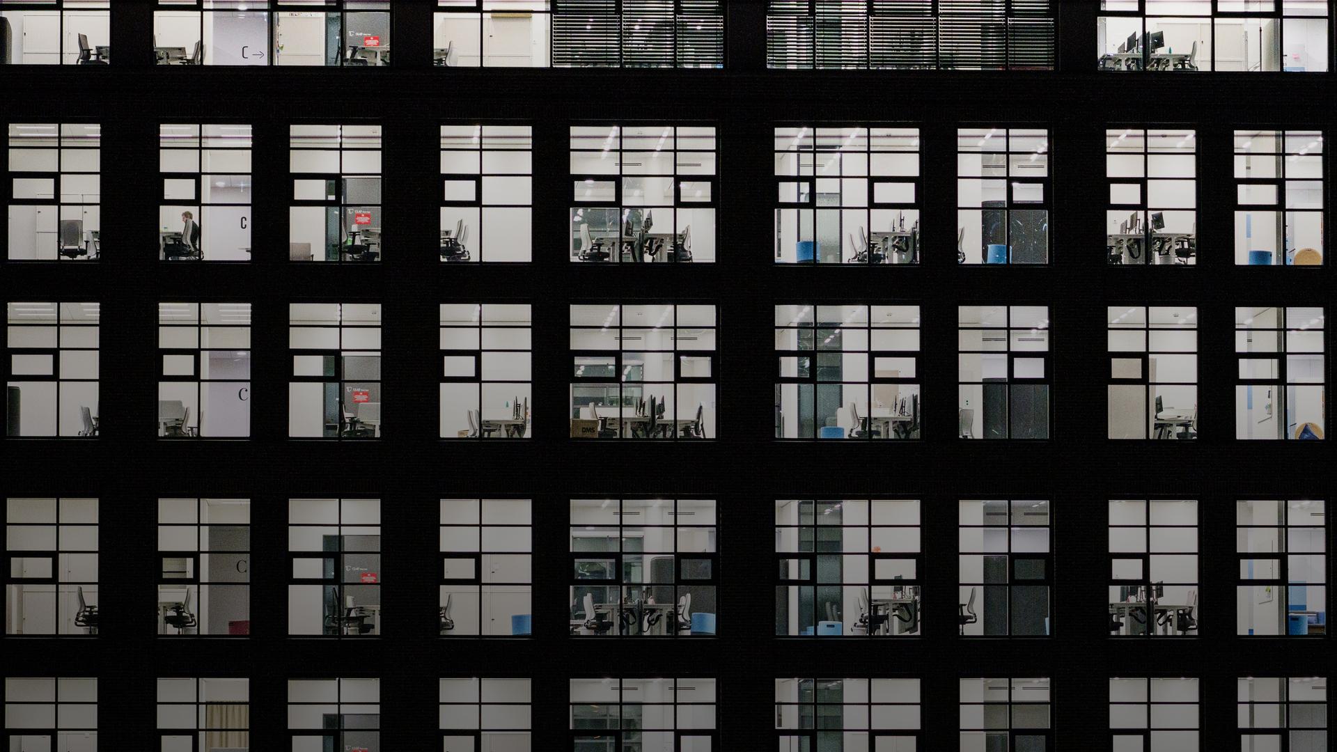 Ein hell erleuchtetes Bürogebäude, Symbolbild; 12.02.2021; Frankfurt am Main