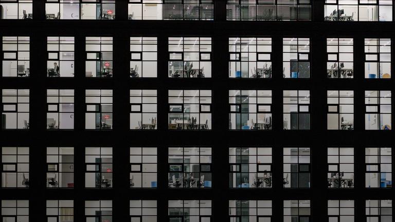 Ein hell erleuchtetes Bürogebäude, Symbolbild; 12.02.2021; Frankfurt am Main