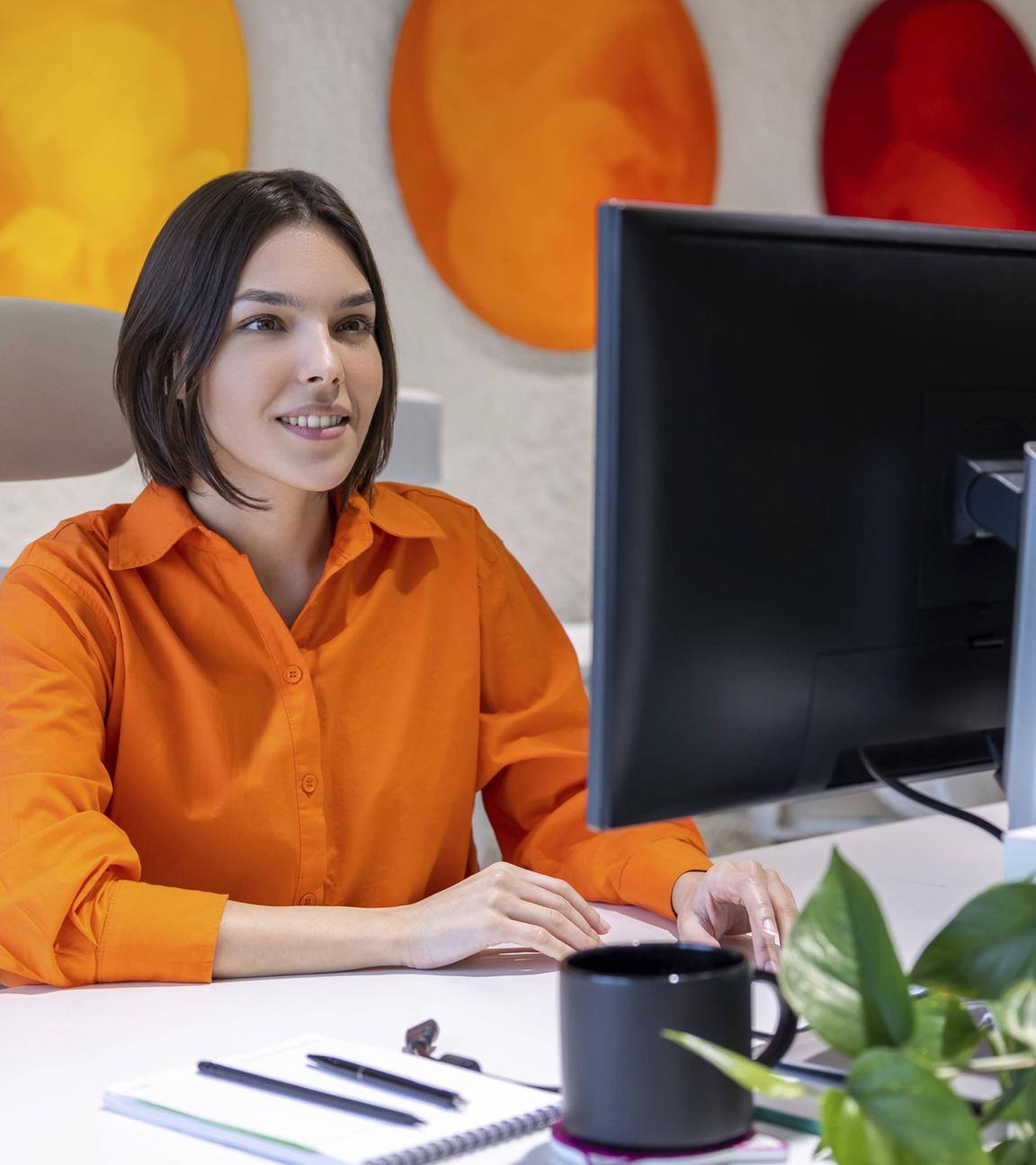 Symbolbild: junge Person, die konzentriert am PC arbeitet