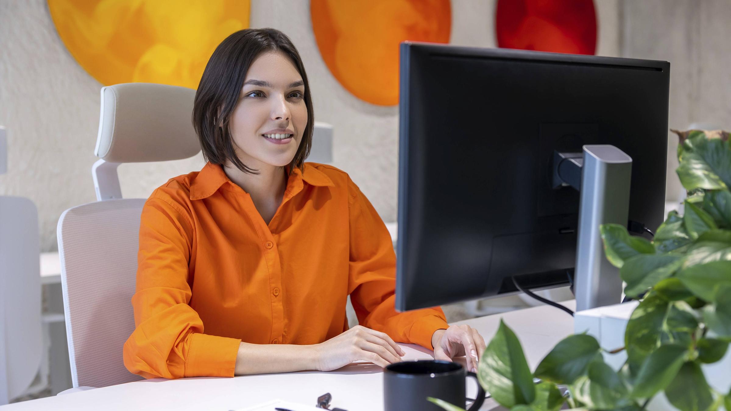 Symbolbild: junge Person, die konzentriert am PC arbeitet