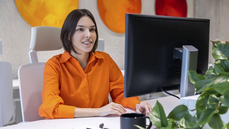 Symbolbild: junge Person, die konzentriert am PC arbeitet