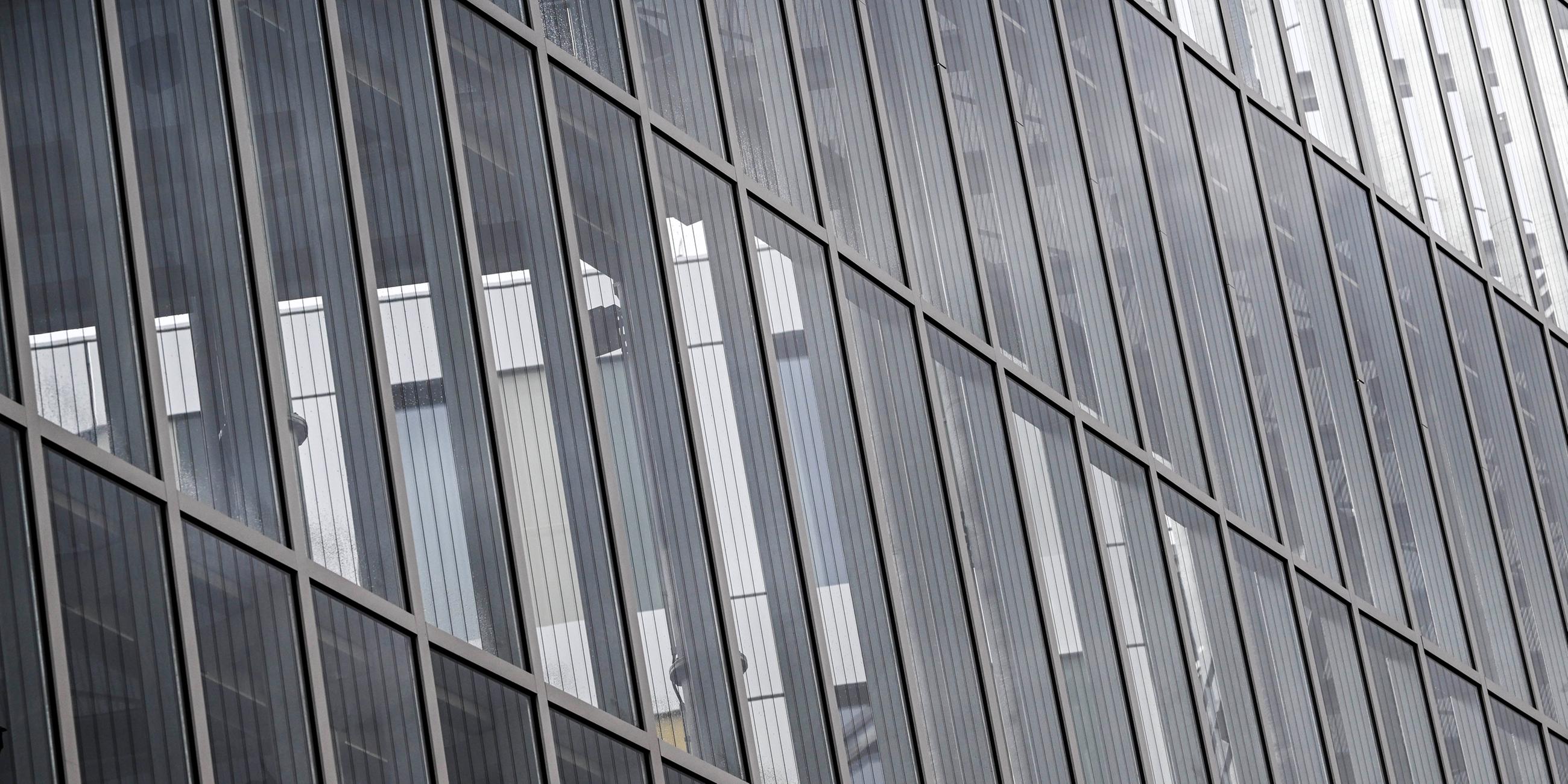 Fensterscheiben eines Bürogebäudes in Berlin