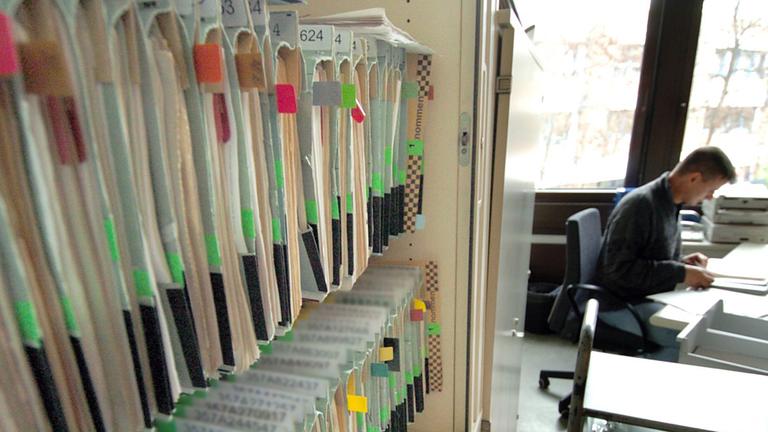 Ein Sachberarbeiter in einer Behörde.