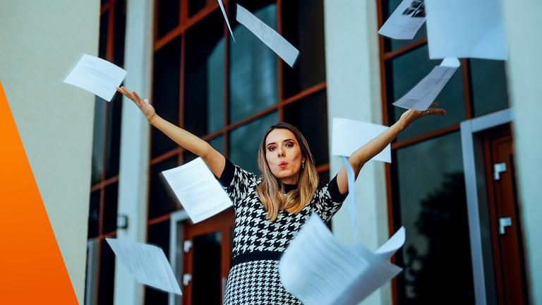 Frau wirft DIN A4-Blätter durch die Luft