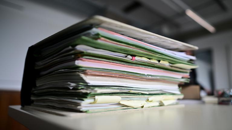 Akten liegen im Raum eines Berliner Finanzamts auf einem Tisch. (Archivbild)