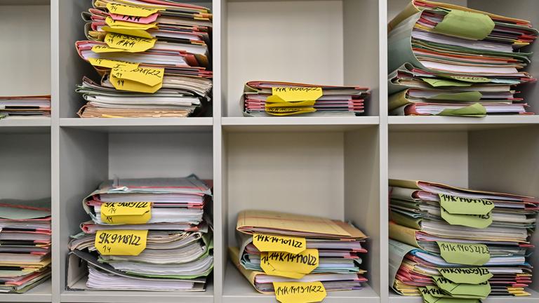 Stapel mit Akten in einem Regal