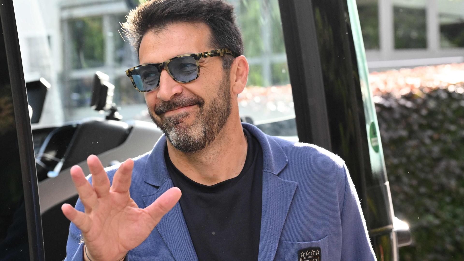 Gianluigi Buffon, Leiter der italienischen Delegation, winkt vor Berginn der EM 2024 in die Kamera