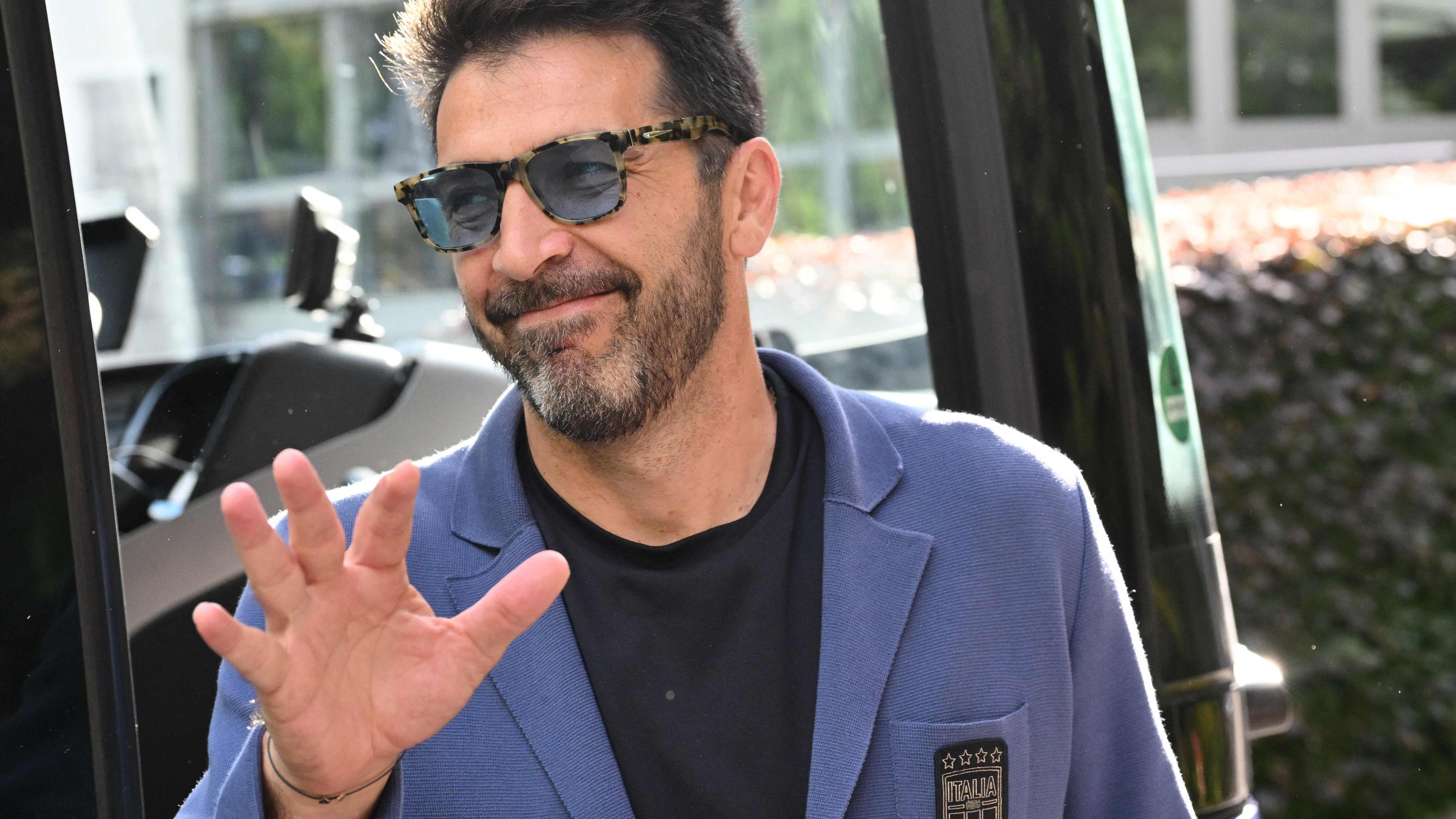 Gianluigi Buffon, Leiter der italienischen Delegation, winkt vor Berginn der EM 2024 in die Kamera