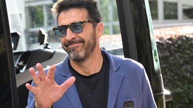 Gianluigi Buffon, Leiter der italienischen Delegation, winkt vor Berginn der EM 2024 in die Kamera