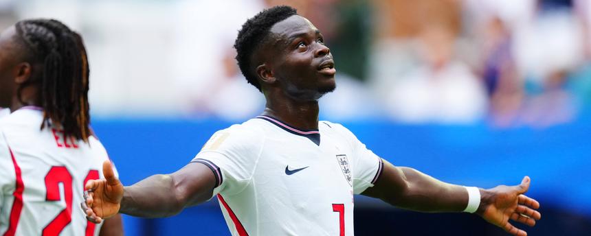 Der englische Nationalspieler Bukayo Saka jubelt nach seinem Treffer zum 0:3 im Spiel um Platz 3 gegen Frankreich