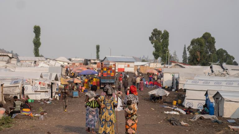 Frauen gehen im Bulengo-Flüchtlingslager in Goma, Kongo, spazieren.