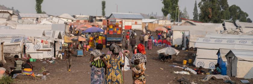 Frauen gehen im Bulengo-Flüchtlingslager in Goma, Kongo, spazieren.