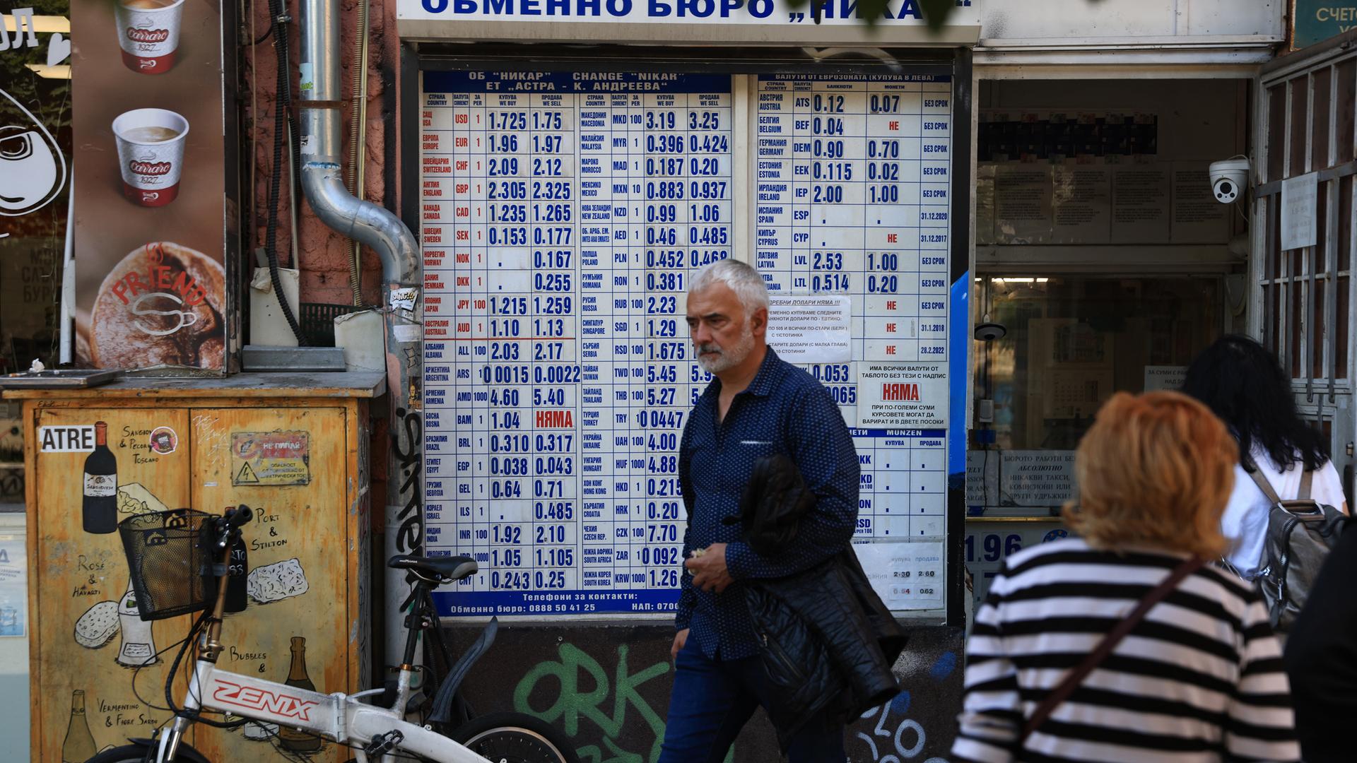 Menschen warten vor einer Wechselstube in Sofia, Bulgarien.