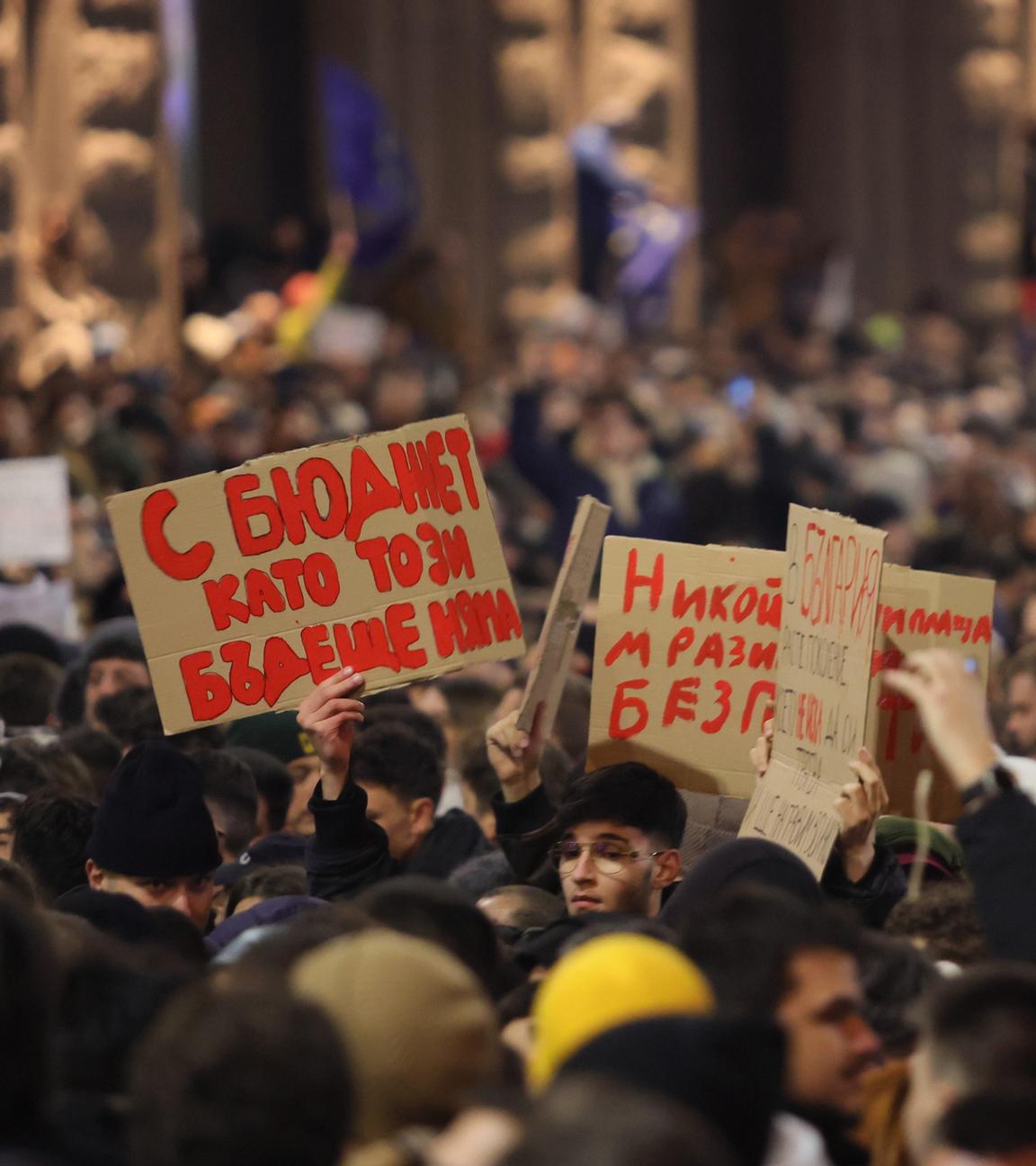 Bulgarien: Die Menschen nehmen an einem Protest gegen Sparmaßnahmen im Haushaltsentwurf des nächsten Jahres in Sofia teil