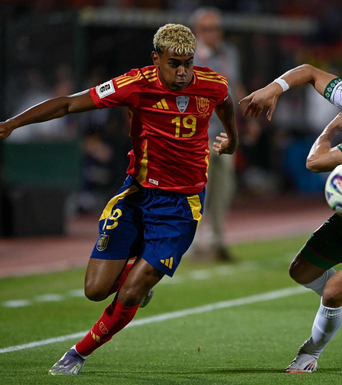 Lamine Yamal (19, Spanien) und Fabian Nürnberger (7, Bulgarian) kämpfen um den Ball. 