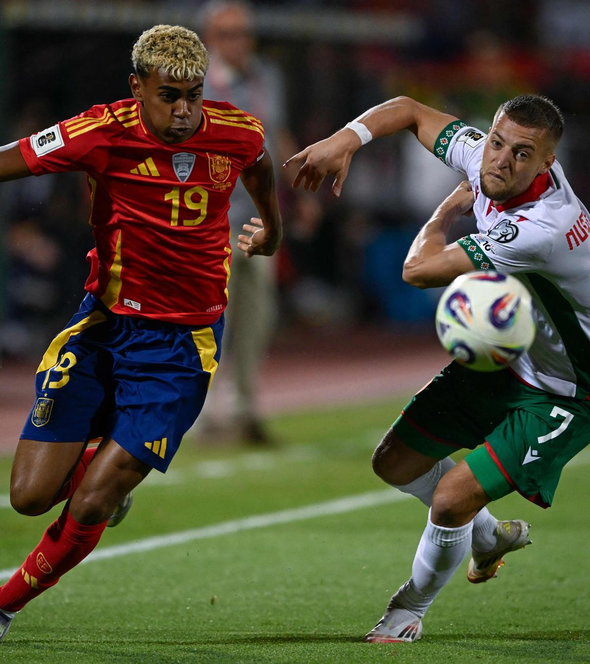 Lamine Yamal (19, Spanien) und Fabian Nürnberger (7, Bulgarian) kämpfen um den Ball. 