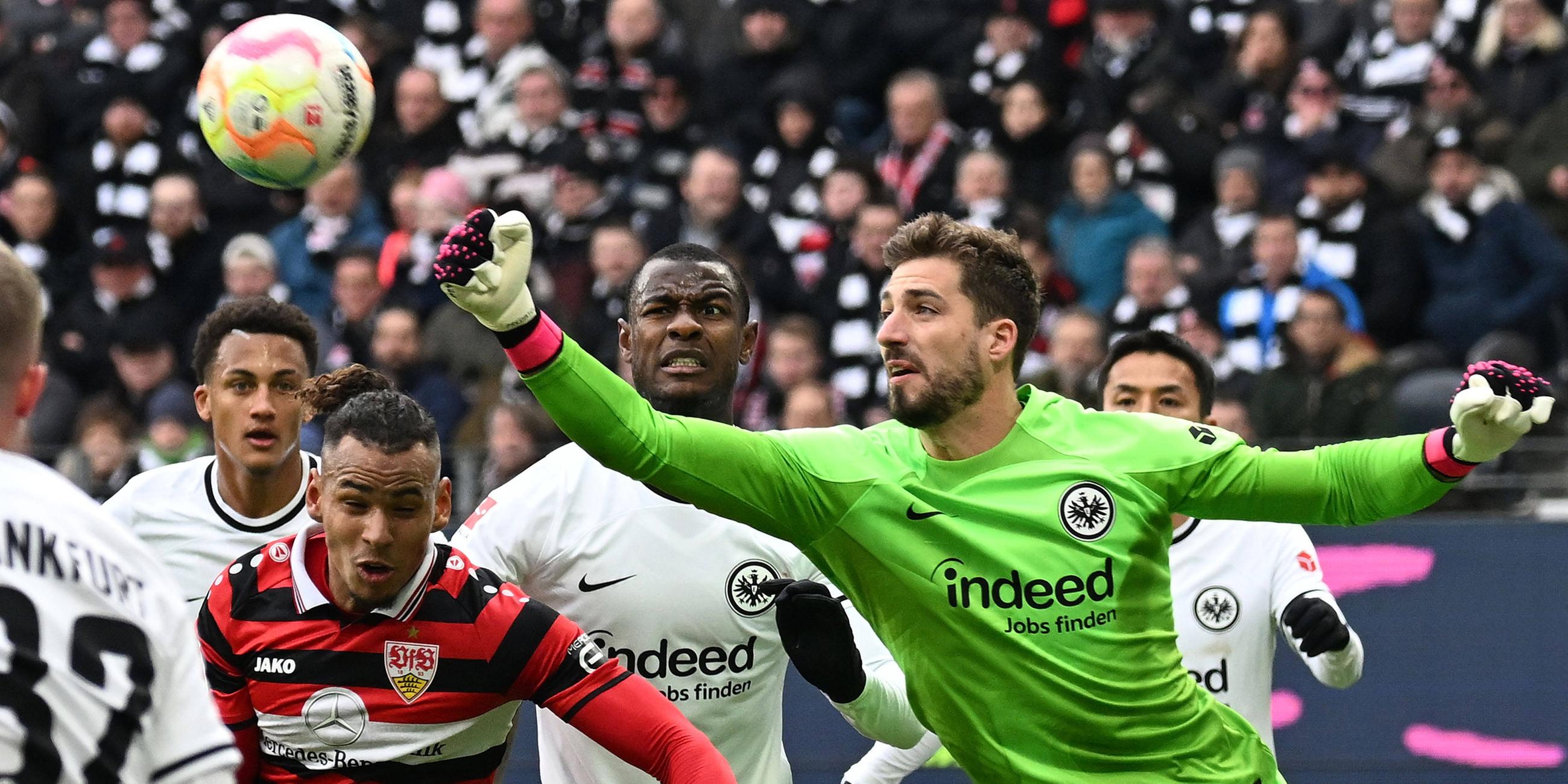 11.03.2023, Frankfurt a. M.: Juan Jose Perea Mendoza (VfB Stuttgart) und Kevin Trapp (Eintracht Frankfurt) im Zweikampf