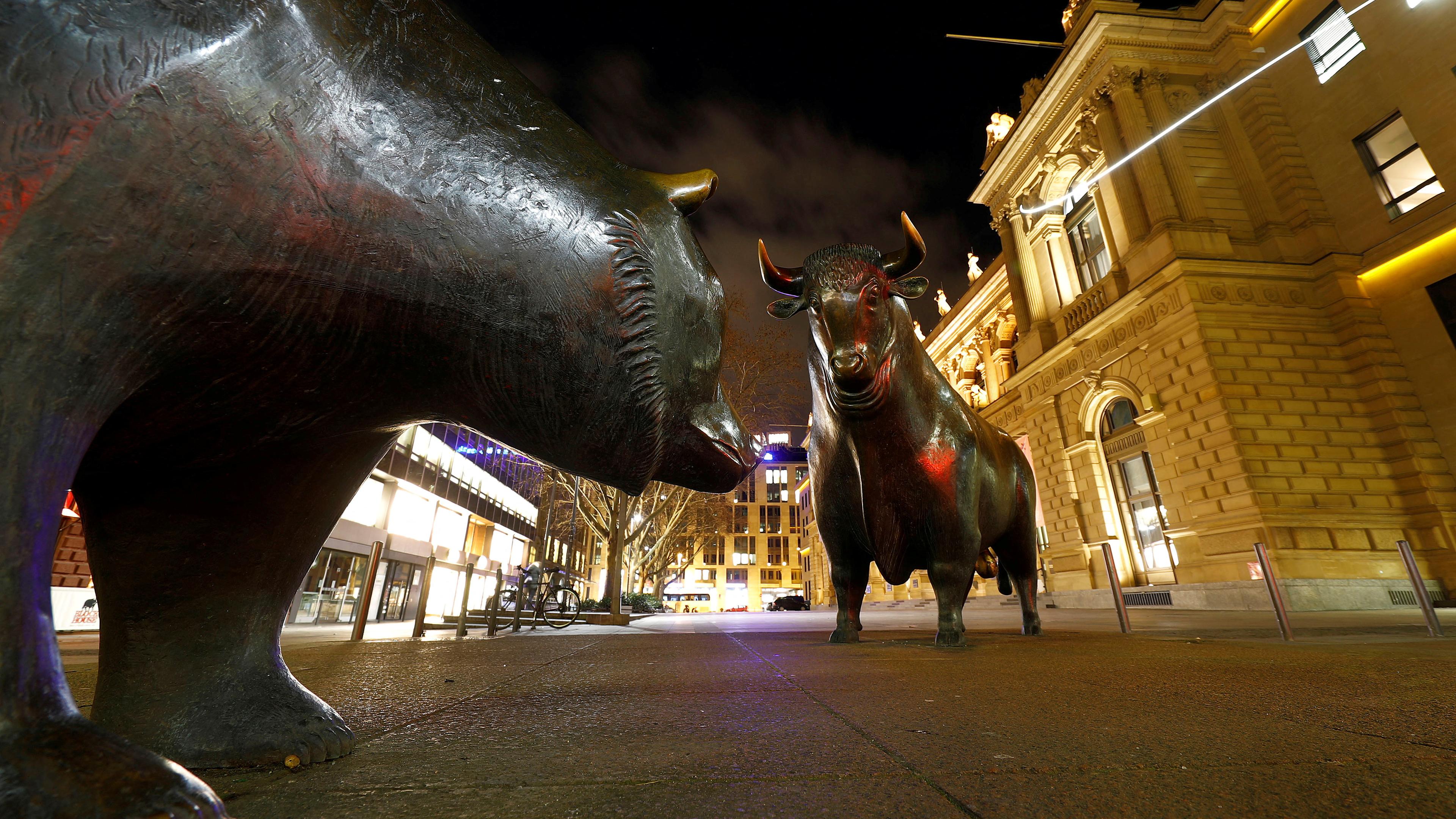 Bulle und Bär vor der Frankfurter Börse bei Nacht
