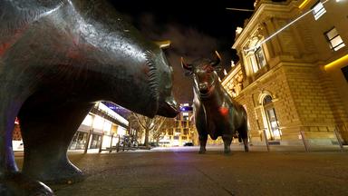 Bulle und Bär vor der Frankfurter Börse bei Nacht