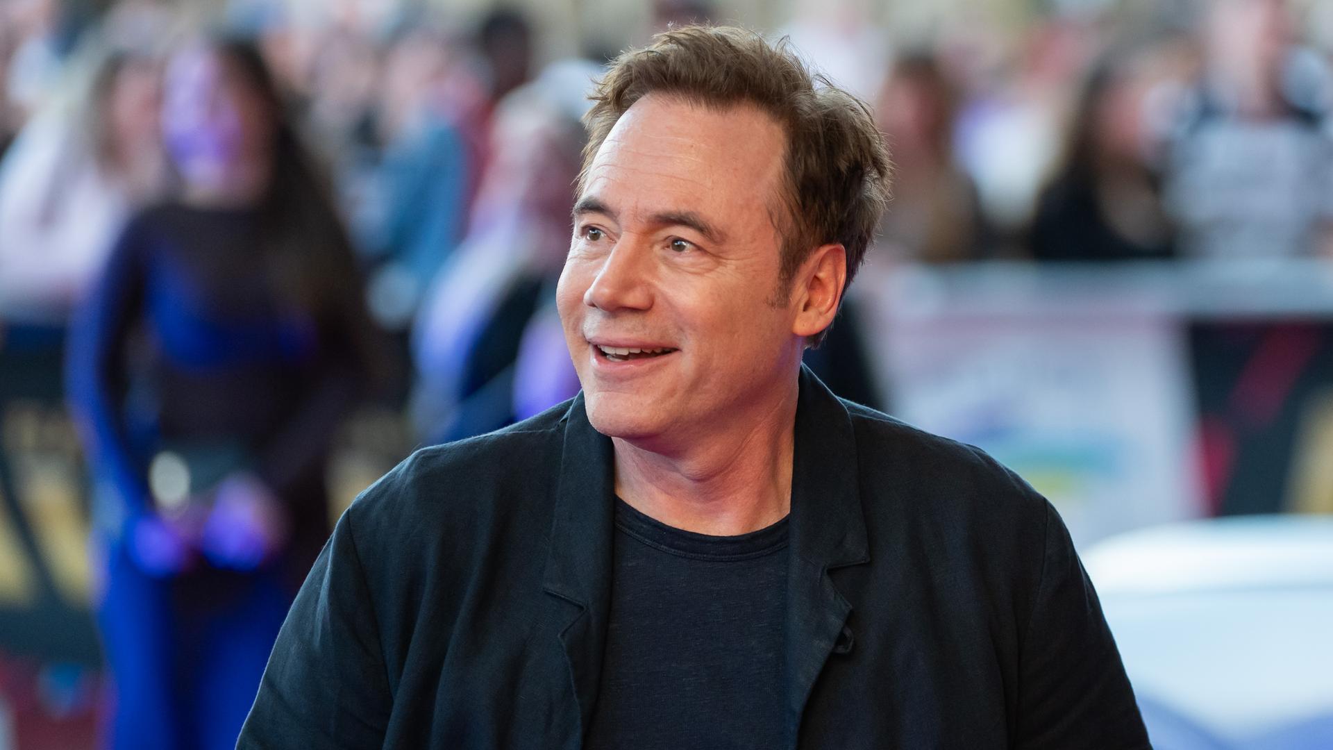 Michael "Bully" Herbig, Schauspieler, steht vor Beginn der Verleihung des 25. Radio Regenbogen Awards im Europa-Park Rust auf dem Roten Teppich.