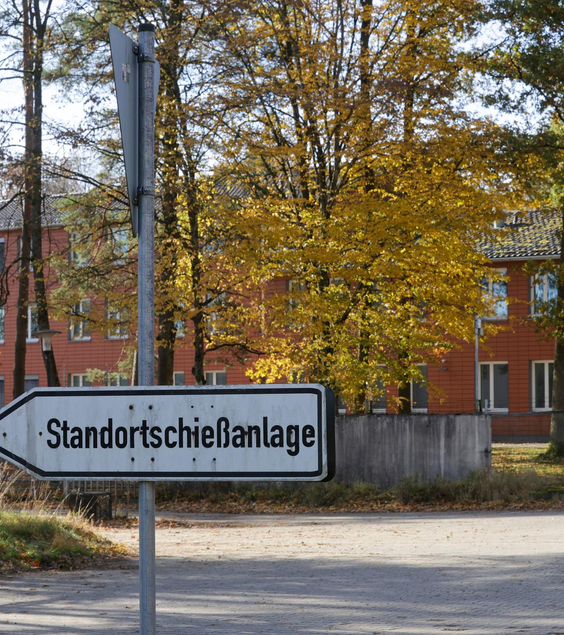 Baden-Württemberg, Sigmaringen: Ein Wegweiser mit dem Schriftzug "Standortschießanlage" steht auf dem Gelände der ehemaligen "GrafStauffenbergKaserne". Die Schießanlage ist noch in Betrieb. 