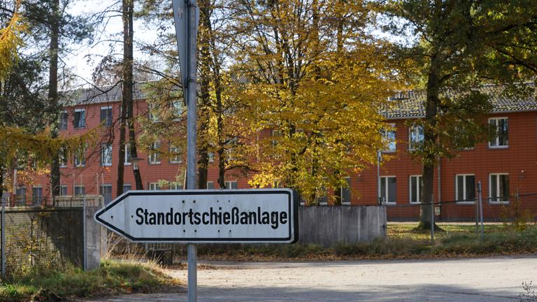 Baden-Württemberg, Sigmaringen: Ein Wegweiser mit dem Schriftzug "Standortschießanlage" steht auf dem Gelände der ehemaligen "GrafStauffenbergKaserne". Die Schießanlage ist noch in Betrieb. 