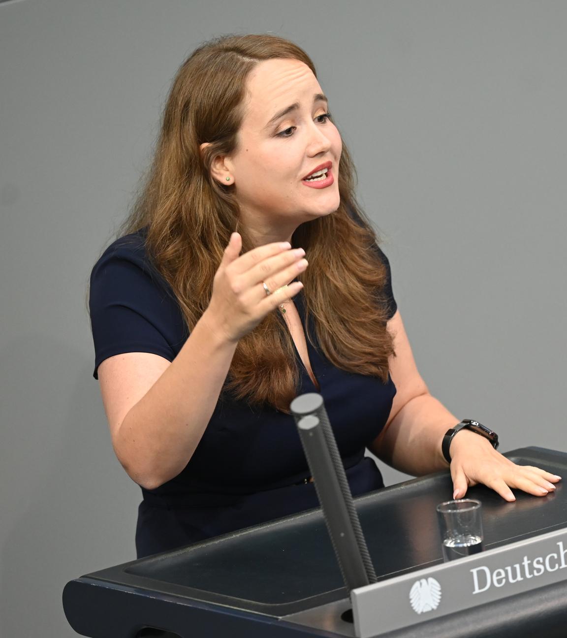 Ricarda Lang (Bündnis 90/Die Grünen) spricht in der Debatte im Bundestag. 