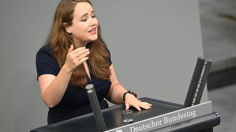 Ricarda Lang (Bündnis 90/Die Grünen) spricht in der Debatte im Bundestag. 