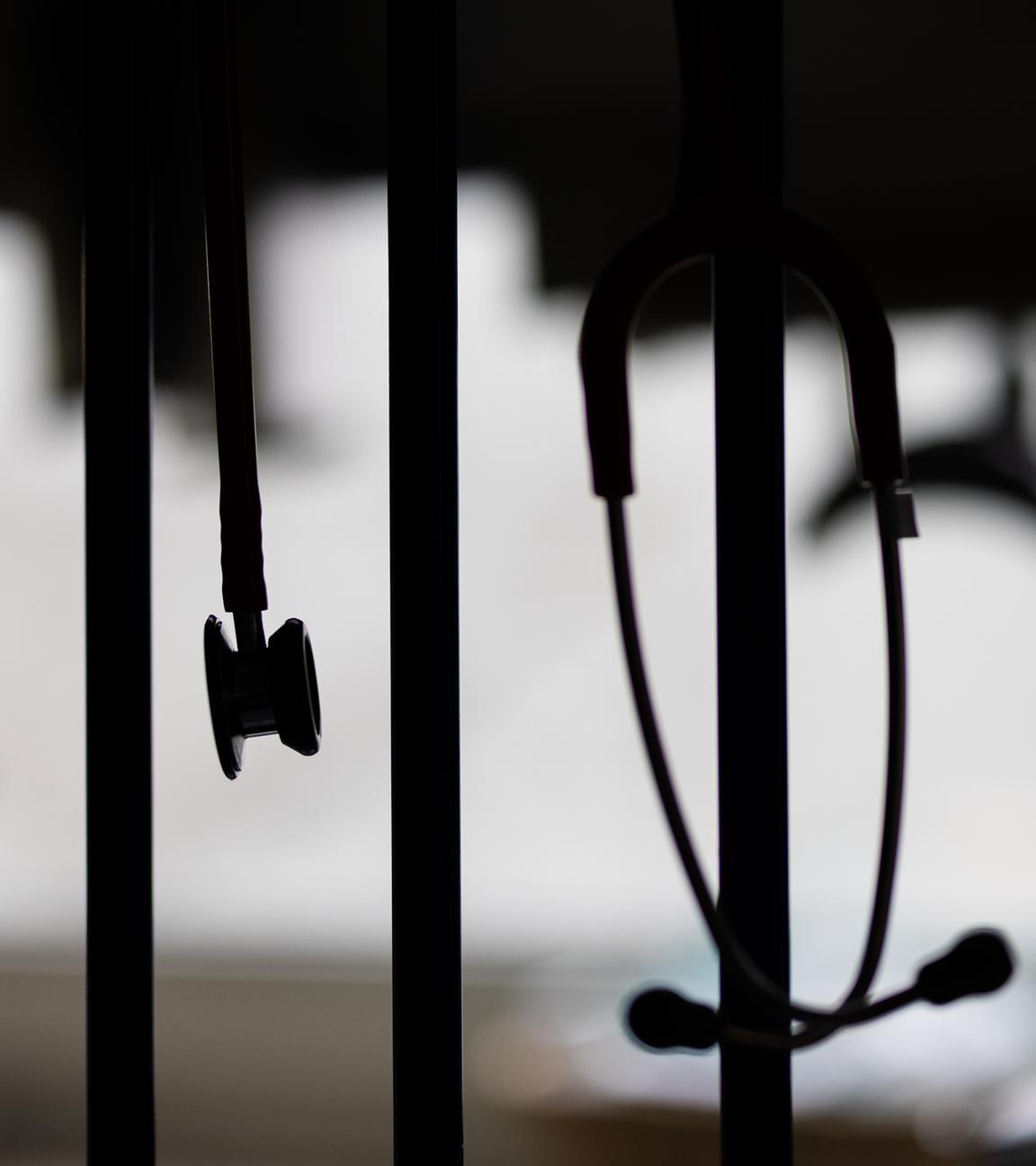 Ein Stethoskop hängt an einem Bett auf einer Intensivstation in Nordrhein-Westfalen.