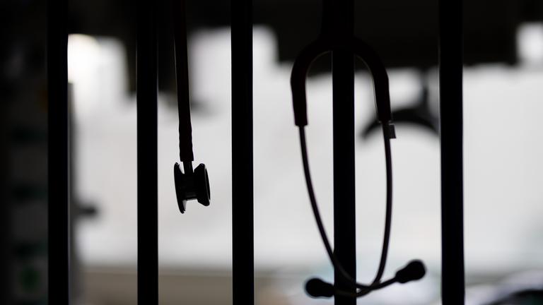 Ein Stethoskop hängt an einem Bett auf einer Intensivstation in Nordrhein-Westfalen.