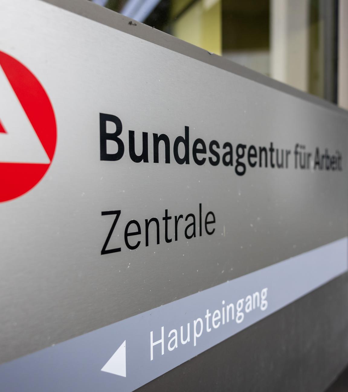 Das Schriftzug der Bundesagentur für Arbeit (BA) steht auf einem Schild an der Zentrale.