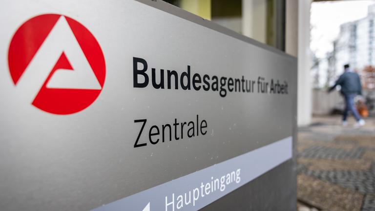 Das Schriftzug der Bundesagentur für Arbeit (BA) steht auf einem Schild an der Zentrale.