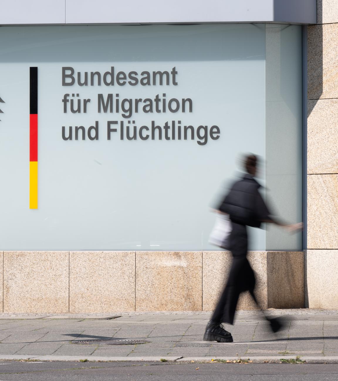24.08.2023, Berlin: Ein Mann geht vor dem Bundesamt für Migration und Flüchtlinge vorbei.