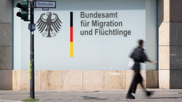 24.08.2023, Berlin: Ein Mann geht vor dem Bundesamt für Migration und Flüchtlinge vorbei.