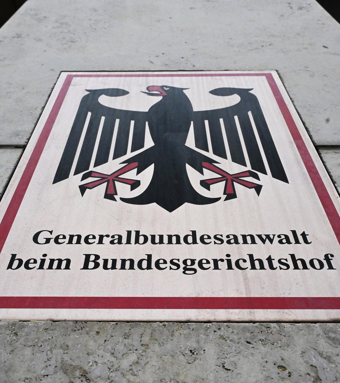 Baden-Württemberg, Karlsruhe: Ein Hinweisschild mit Bundesadler und dem Schriftzug Generalbundesanwalt beim Bundesgerichtshof, aufgenommen vor der Bundesanwaltschaft.