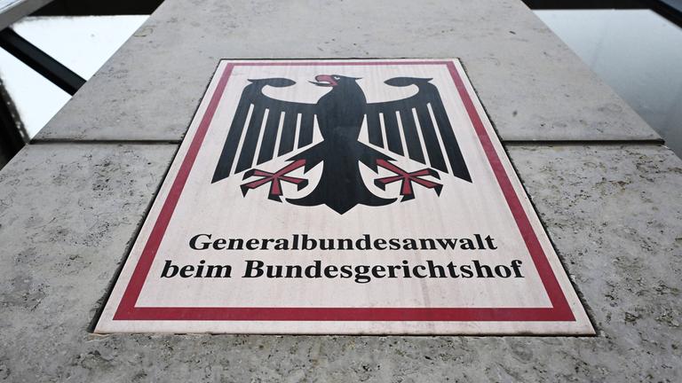 Baden-Württemberg, Karlsruhe: Ein Hinweisschild mit Bundesadler und dem Schriftzug Generalbundesanwalt beim Bundesgerichtshof, aufgenommen vor der Bundesanwaltschaft.