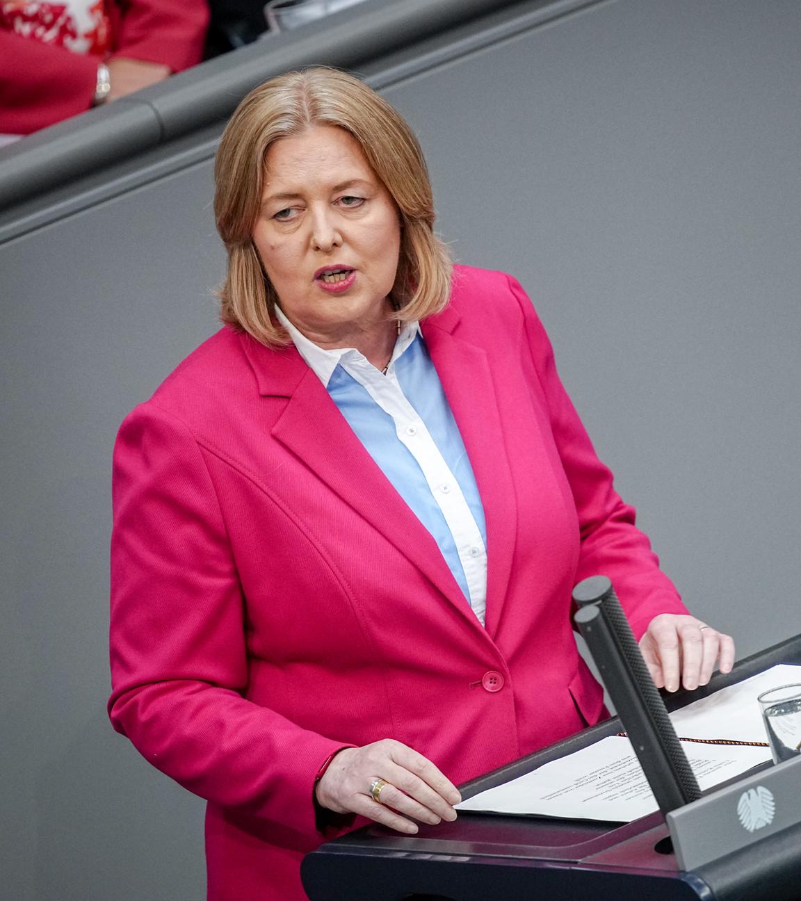 Bärbel Bas (SPD), Bundesministerin für Arbeit und Soziales und SPD-Parteivorsitzende, spricht im Bundestag.