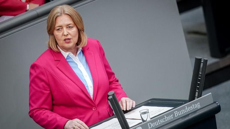 Bärbel Bas (SPD), Bundesministerin für Arbeit und Soziales und SPD-Parteivorsitzende, spricht im Bundestag.