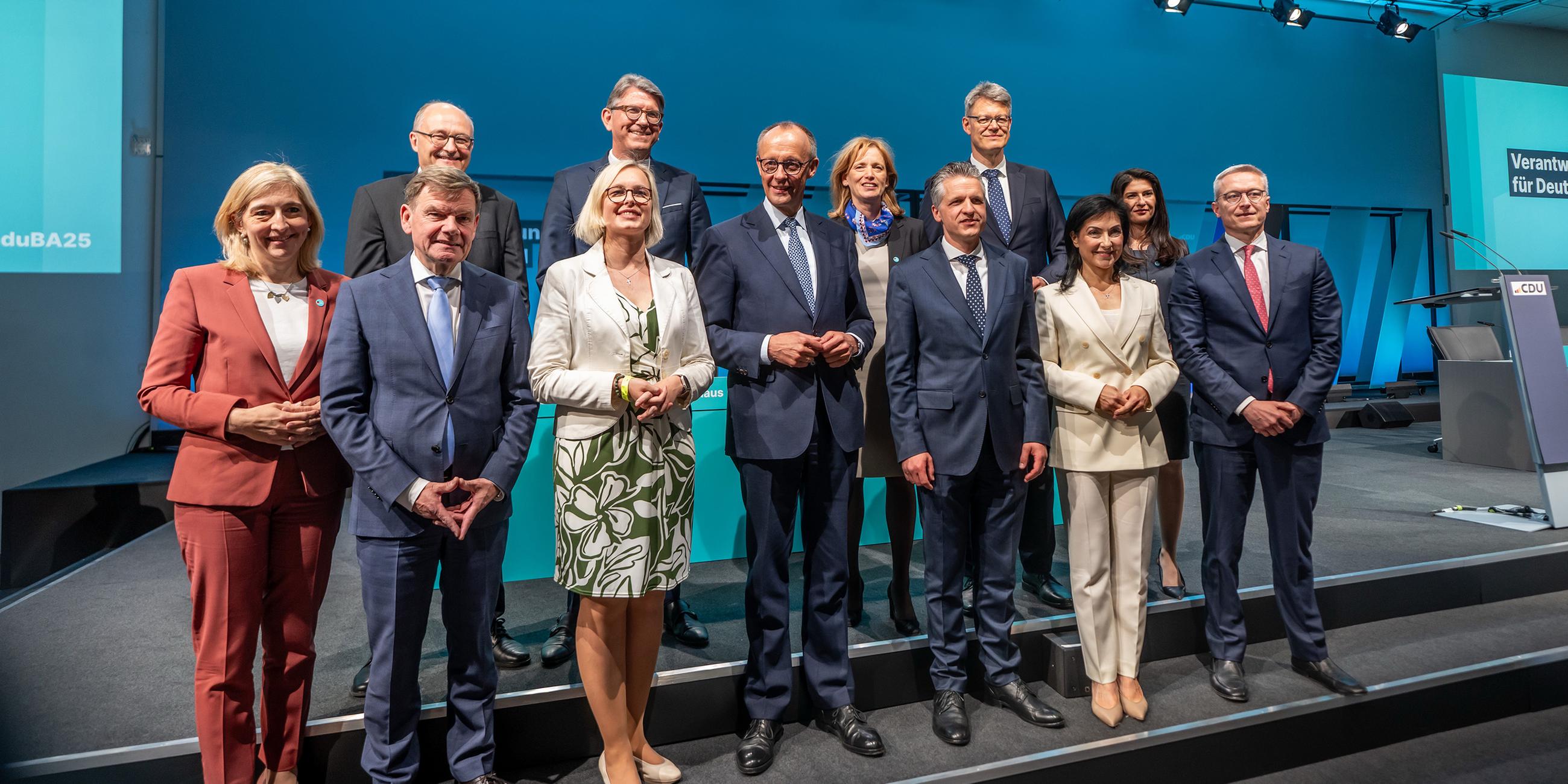 Vorn v.l.n.r.: Nina Warken, Johann Wadephul, Christiane Schenderlein, Friedrich Merz, Thorsten Frei, Katherina Reiche, Karsten Wildberger hinten v.l.n.r.: Michael Meister, Wolfram Weimer, Karin Prien, Patrick Schnieder, Serap Güler