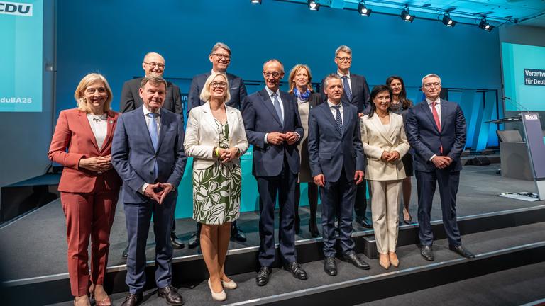 Vorn v.l.n.r.: Nina Warken, Johann Wadephul, Christiane Schenderlein, Friedrich Merz, Thorsten Frei, Katherina Reiche, Karsten Wildberger hinten v.l.n.r.: Michael Meister, Wolfram Weimer, Karin Prien, Patrick Schnieder, Serap Güler