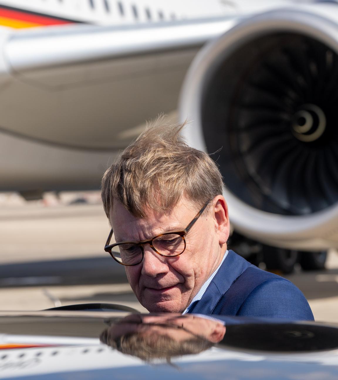 Israel, Tel Aviv: Außenminister Johann Wadephul (CDU) kommt auf dem Flughafen Ben Gurion an und steigt in die Limousine ein.