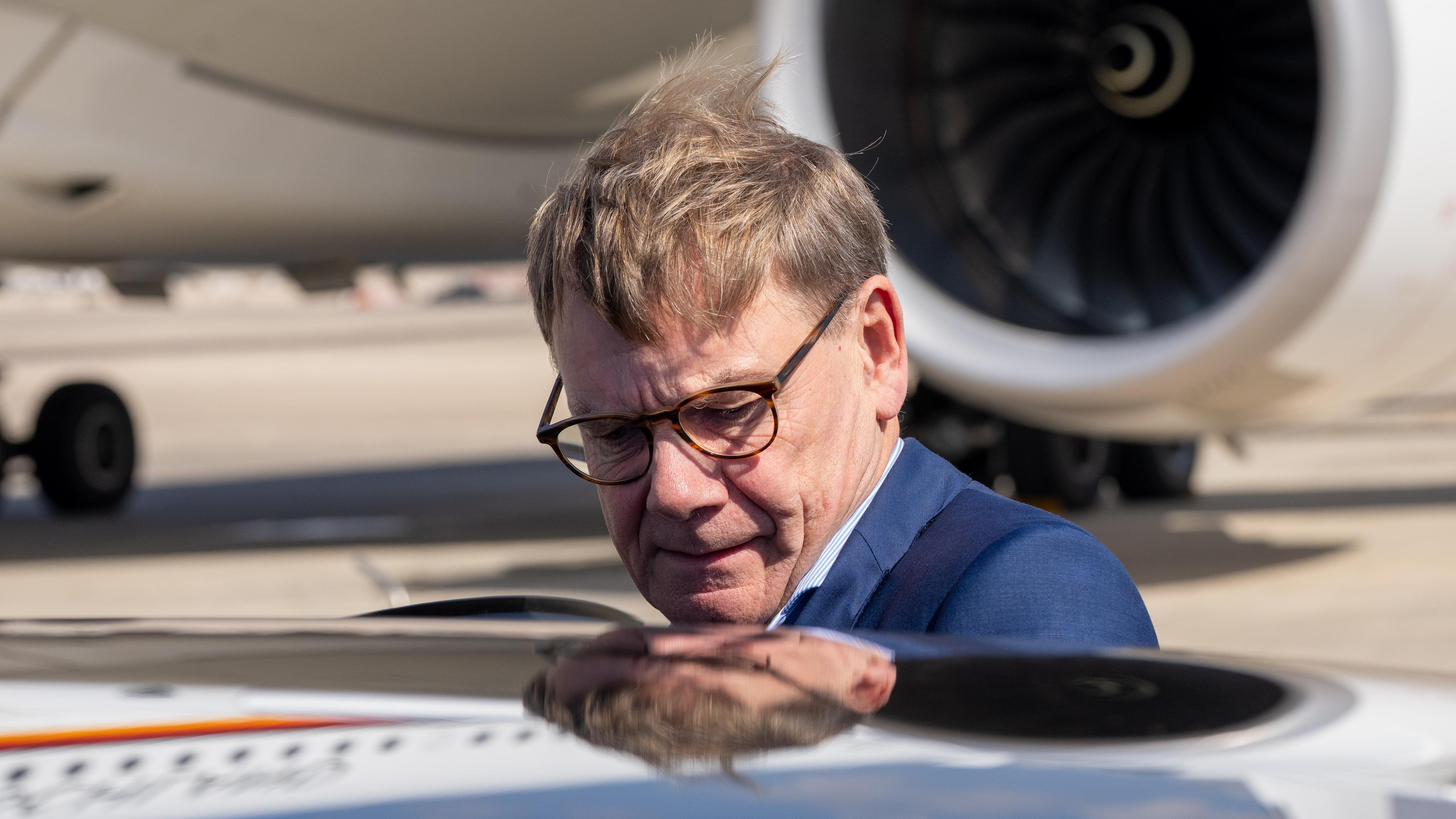 Israel, Tel Aviv: Außenminister Johann Wadephul (CDU) kommt auf dem Flughafen Ben Gurion an und steigt in die Limousine ein.