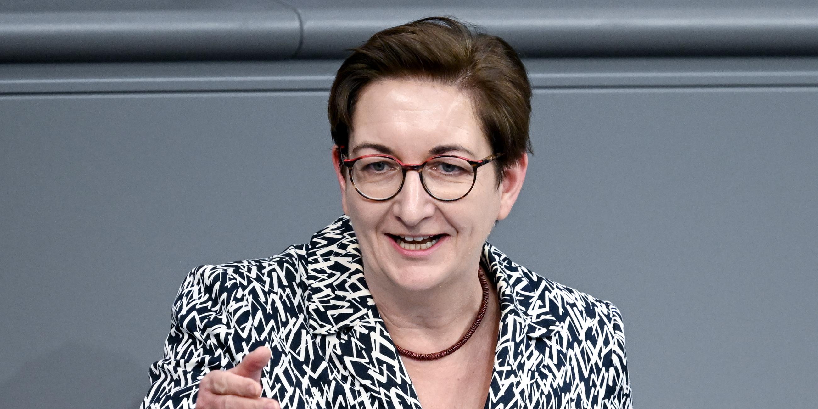 Bundesbauministerin Klara Geywitz spricht während der Sitzung des Bundestages.