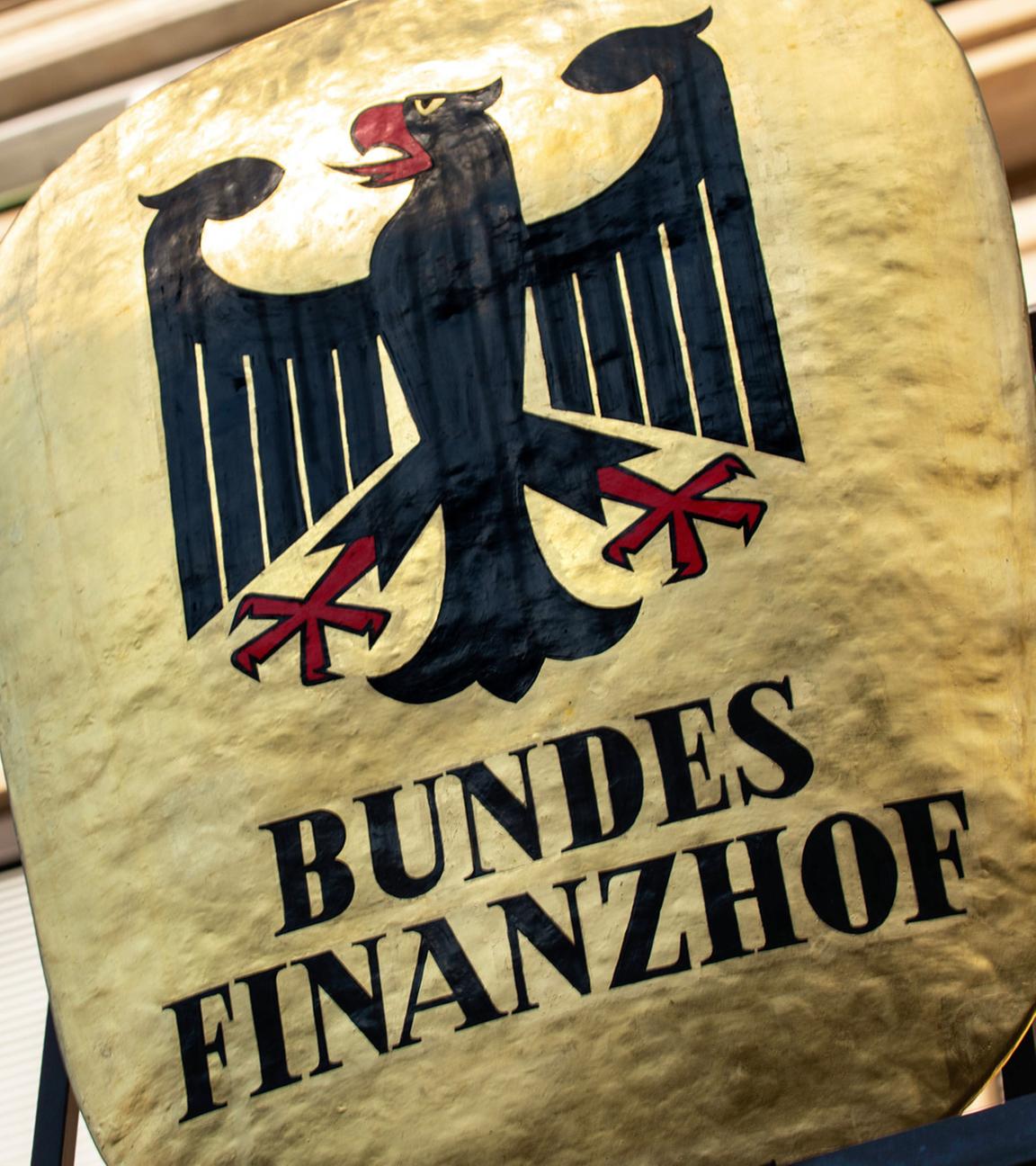 Amtsschild mit Bundesadler über dem Eingang des Bundesfinanzhofs in München. 