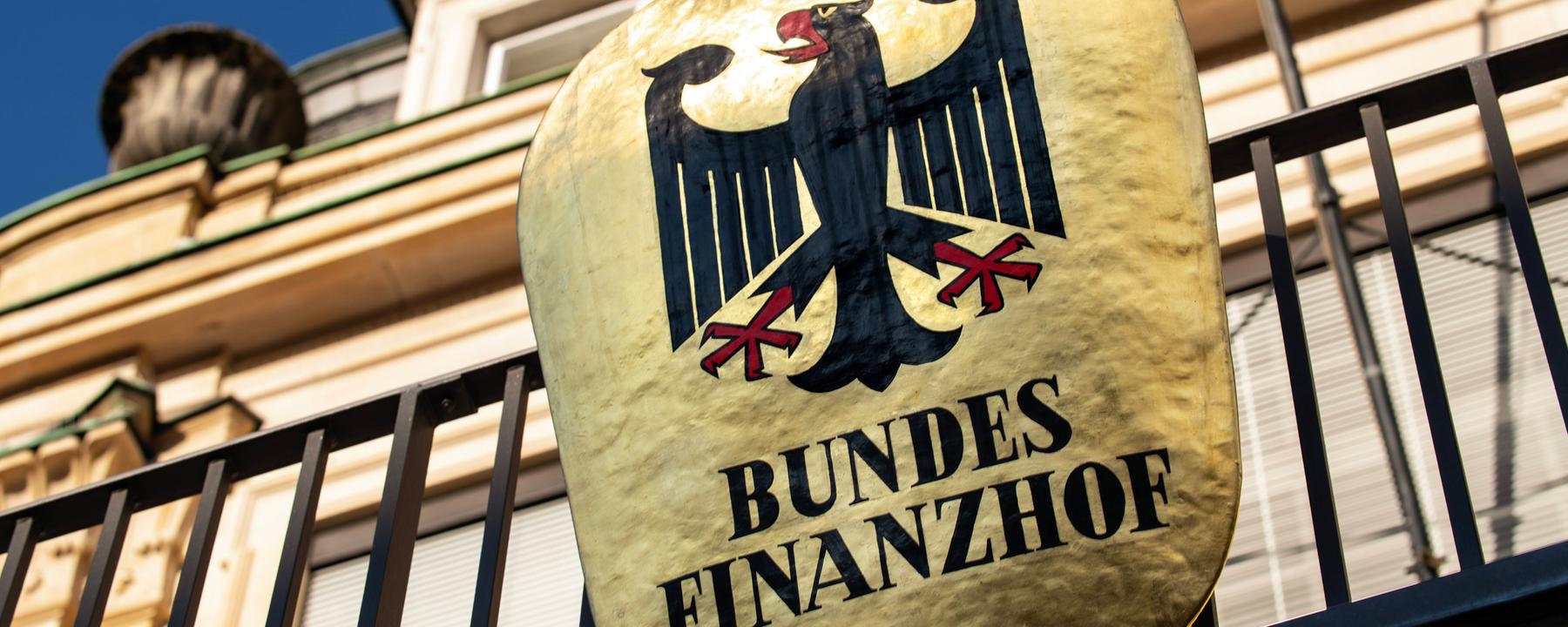 Amtsschild mit Bundesadler über dem Eingang des Bundesfinanzhofs in München. 