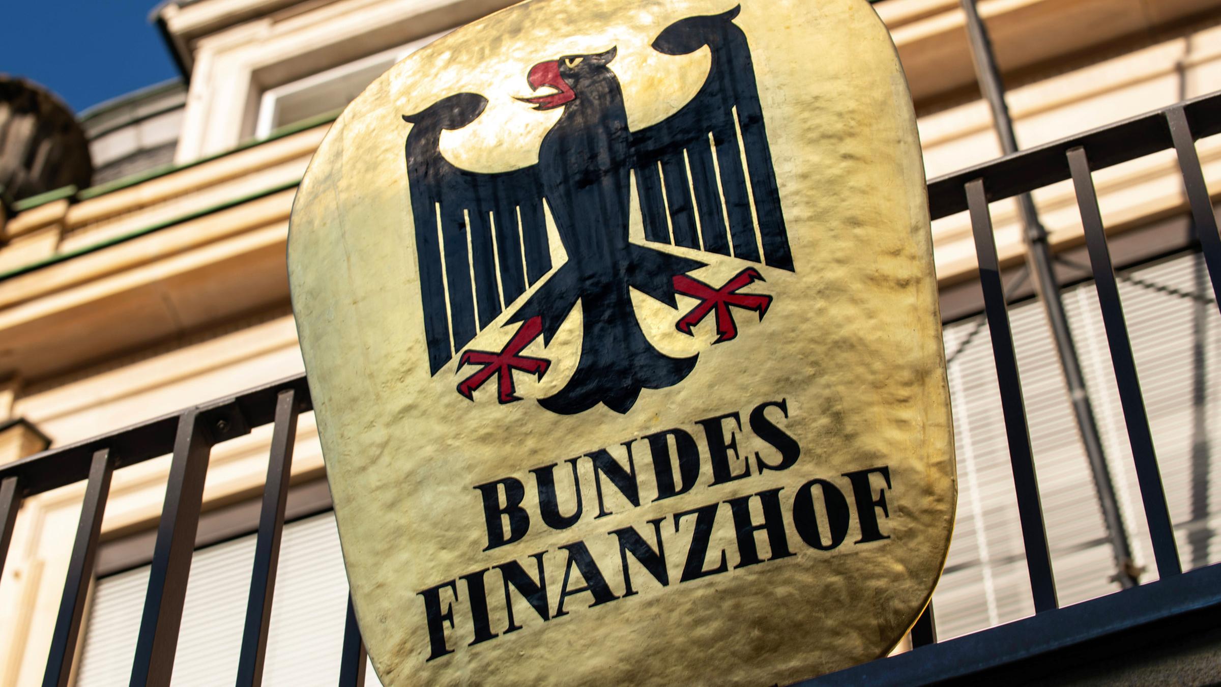 Amtsschild mit Bundesadler über dem Eingang des Bundesfinanzhofs in München. 