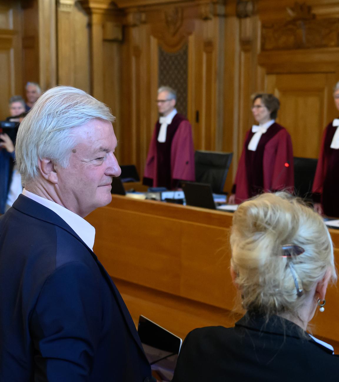 Jürgen Elsässer, Compact-Chefredakteur, und seine Ehefrau Stephanie Elsässer stehen mit ihren Verteidigern vor dem 6. Senat des Bundesverwaltungsgerichts in Leipzig auf. 