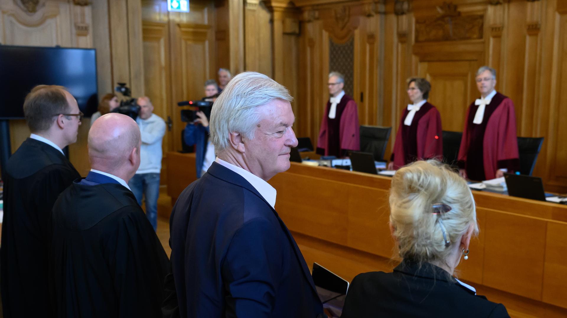 Jürgen Elsässer, Compact-Chefredakteur, und seine Ehefrau Stephanie Elsässer stehen mit ihren Verteidigern vor dem 6. Senat des Bundesverwaltungsgerichts in Leipzig auf. 